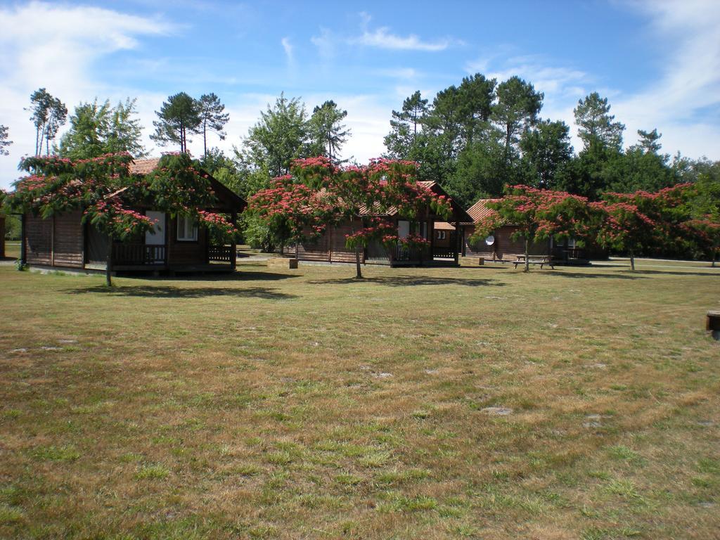Camping Familial Les Chalets D'Uza Kültér fotó